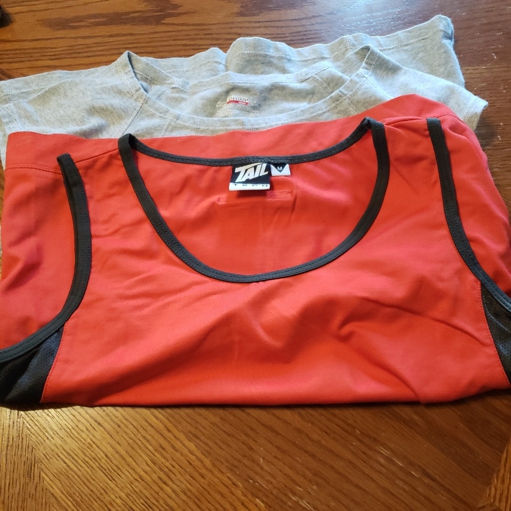 Lot of 2 Tail Tech & Danskin Now Sleeveless Athletic Exercise Tops Size Medium
